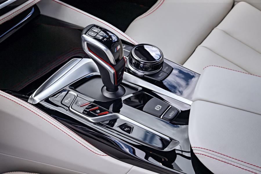 Детали интерьера BMW M5 First Edition (F90) 2018 года  (WW) (фото 21 из 27)